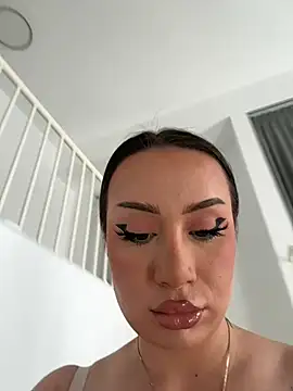 deliaroyal online show from March 6, 2025, 1:14 pm