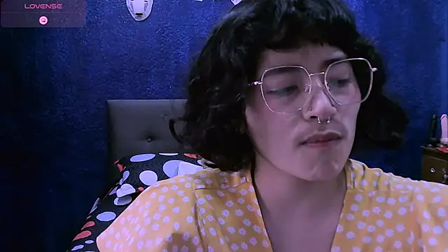 NinaYellow online show from November 5, 2025, 1:03 pm