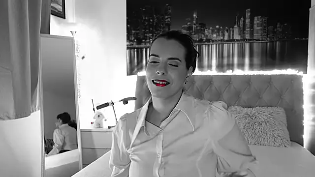 Lora Chanel online show from July 19, 2026, 7:21 pm