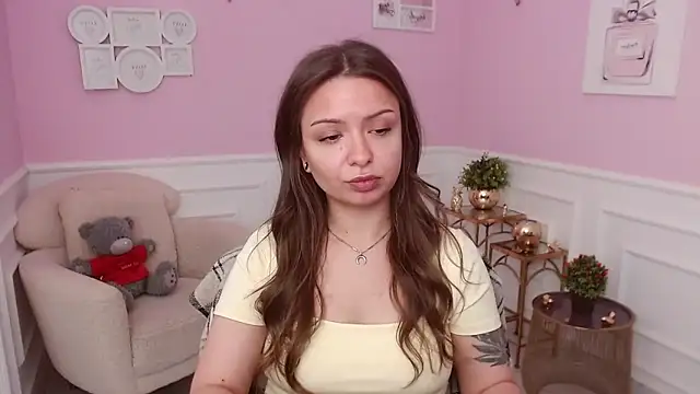 LucySkilar online show from June 9, 2026, 4:46 am