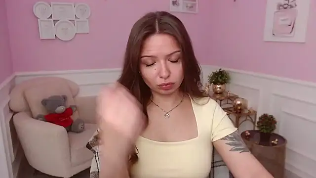LucySkilar online show from June 12, 2026, 4:21 am