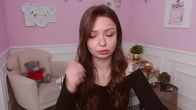 LucySkilar online show from June 7, 2026, 4:39 am