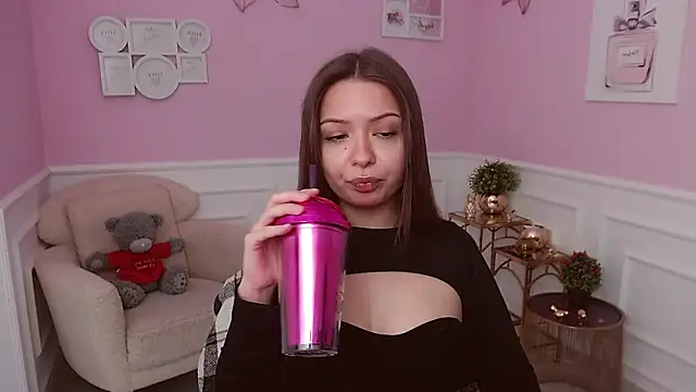 LucySkilar online show from July 16, 2026, 4:42 am