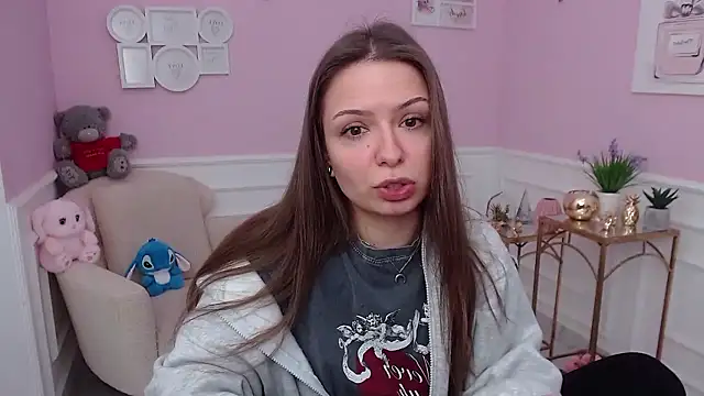 Snapshot of LucySkilar chatting on January 19, 2026, 5:55 am LucySkilar online show from January 19, 2026, 5:55 am