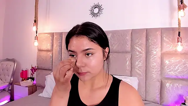 Oriana Guzman online show from June 12, 2026, 6:22 am