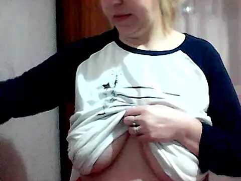 Snapshot of AnaXBerry chatting on February 6, 2025, 6:02 pm AnaXBerry online show from February 6, 2025, 6:02 pm