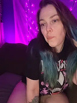 EverlyEster online show from April 5, 2026, 8:10 am