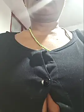 Snapshot of gatadeojosclaros chatting on May 3, 2026, 11:30 pm gatadeojosclaros online show from May 3, 2026, 11:30 pm