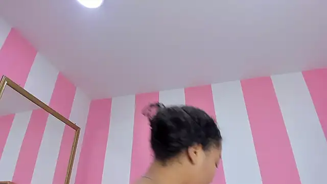 ISABELLA 020 online show from November 19, 2025, 1:22 pm