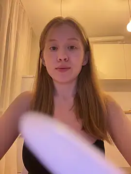 Snapshot of Eva_Weyne chatting on June 10, 2026, 8:43 pm Eva Weyne online show from June 10, 2026, 8:43 pm