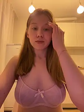 Snapshot of Eva_Weyne chatting on May 31, 2026, 9:37 pm Eva Weyne online show from May 31, 2026, 9:37 pm