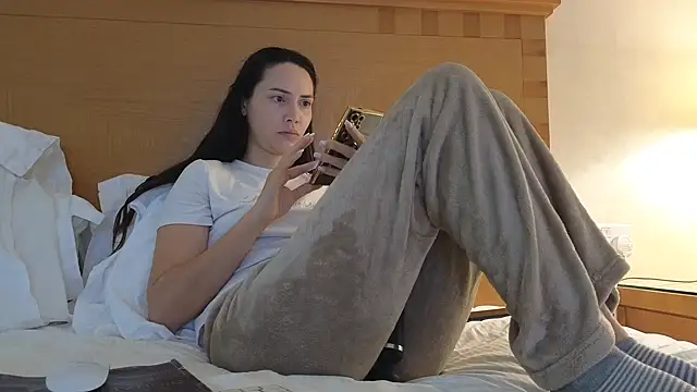 Snapshot of Mr-and-Mrs-Smith chatting on February 25, 2025, 1:43 pm Mr-and-Mrs-Smith online show from February 25, 2025, 1:43 pm