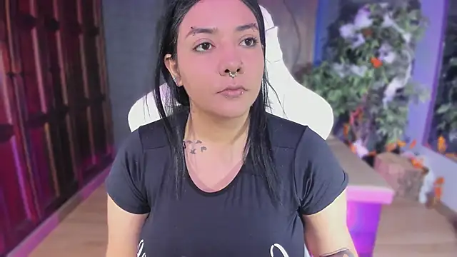 Snapshot of Evelynn chatting on October 18, 2025, 11:01 am Evelynn online show from October 18, 2025, 11:01 am