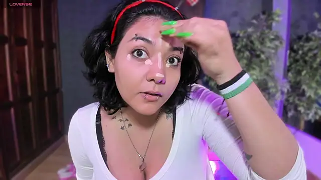 Evelynn online show from December 14, 2025, 12:55 pm