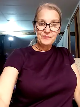 irinamaux online show from October 25, 2025, 5:02 pm