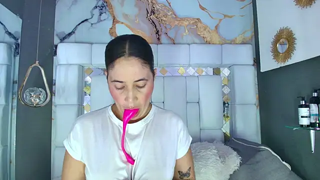 emily madrid online show from October 8, 2025, 6:59 am