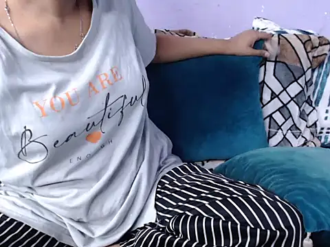 Freya nia online show from December 3, 2025, 2:38 pm