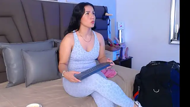 Sofi Perez  online show from May 13, 2026, 11:17 am