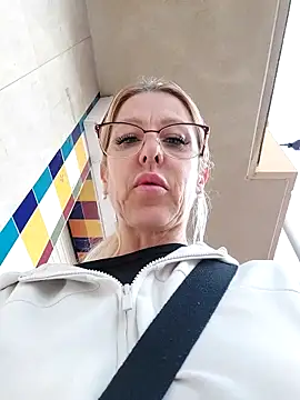 Snapshot of blondyruby chatting on November 4, 2025, 4:55 pm blondyruby online show from November 4, 2025, 4:55 pm