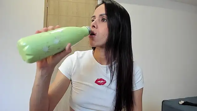 Snapshot of Vera_Fernandez chatting on October 29, 2025, 10:20 pm Vera Fernandez online show from October 29, 2025, 10:20 pm