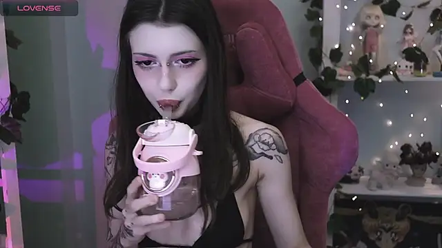 prettybones online show from June 25, 2026, 8:58 pm