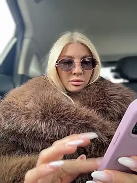 Snapshot of NewLale chatting on April 4, 2026, 3:35 am NewLale online show from April 4, 2026, 3:35 am