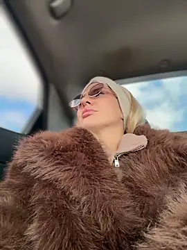 Snapshot of NewLale chatting on April 11, 2026, 3:58 am NewLale online show from April 11, 2026, 3:58 am