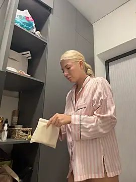 Snapshot of NewLale chatting on April 6, 2026, 1:56 am NewLale online show from April 6, 2026, 1:56 am