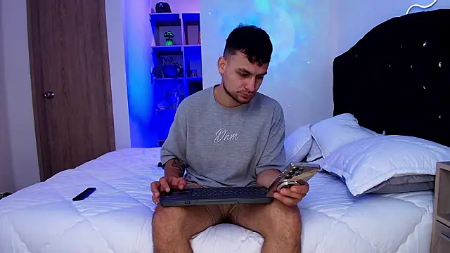 Snapshot of Aron-santoro chatting on January 13, 2026, 2:43 pm Aron-santoro online show from January 13, 2026, 2:43 pm