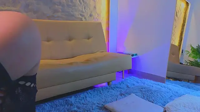 Snapshot of Isa__Blanc chatting on October 20, 2025, 2:35 am Isa Blanc online show from October 20, 2025, 2:35 am