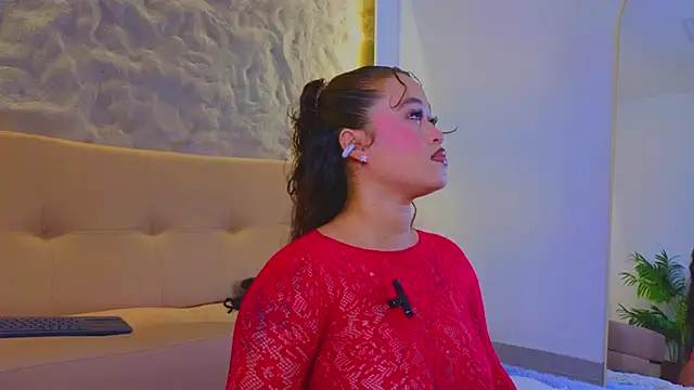Snapshot of Isa__Blanc chatting on October 19, 2025, 2:14 am Isa Blanc online show from October 19, 2025, 2:14 am