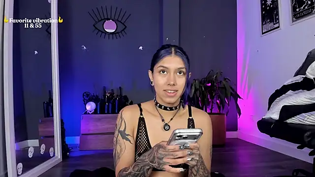 Raven Witch  online show from May 21, 2026, 12:24 pm