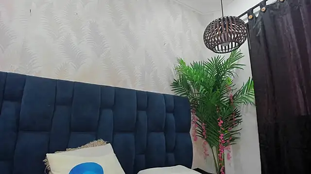 Ammy Connor1 online show from December 19, 2025, 8:44 pm