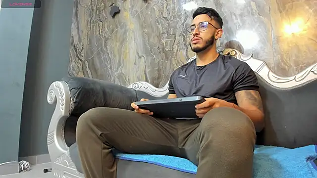 Snapshot of Liam_Kleiin chatting on March 21, 2025, 11:33 am Liam Kleiin online show from March 21, 2025, 11:33 am