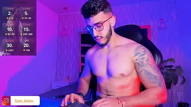 Snapshot of Liam_Kleiin chatting on December 1, 2025, 11:33 am Liam Kleiin online show from December 1, 2025, 11:33 am