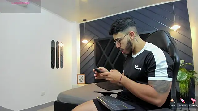 Snapshot of Liam_Kleiin chatting on October 21, 2025, 11:20 am Liam Kleiin online show from October 21, 2025, 11:20 am