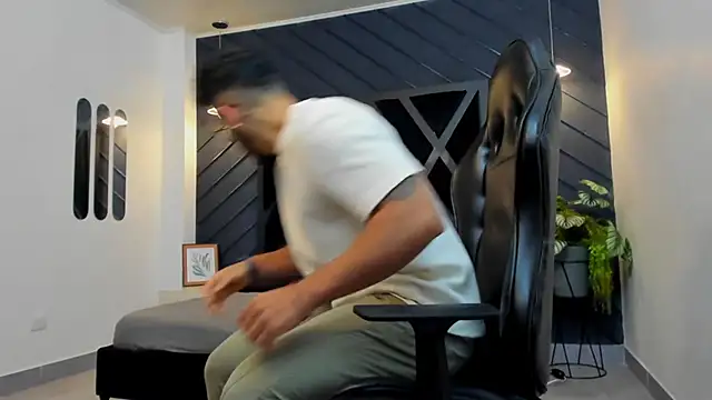 Snapshot of Liam_Kleiin chatting on October 9, 2025, 11:22 am Liam Kleiin online show from October 9, 2025, 11:22 am