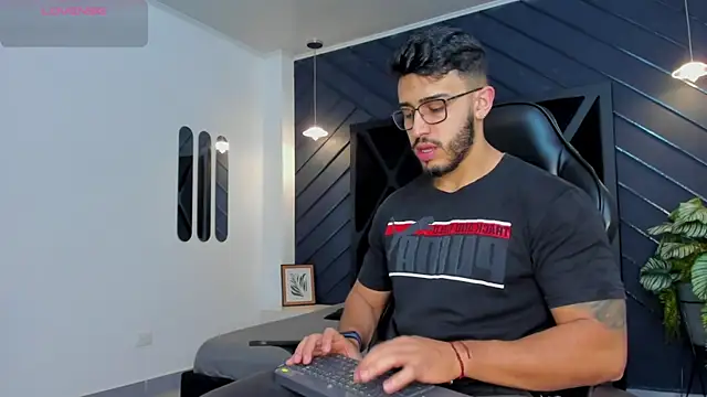 Snapshot of Liam_Kleiin chatting on October 22, 2025, 11:20 am Liam Kleiin online show from October 22, 2025, 11:20 am