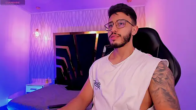 Snapshot of Liam_Kleiin chatting on December 15, 2025, 11:27 am Liam Kleiin online show from December 15, 2025, 11:27 am