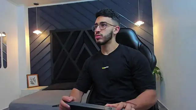 Snapshot of Liam_Kleiin chatting on October 17, 2025, 11:23 am Liam Kleiin online show from October 17, 2025, 11:23 am