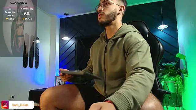 Snapshot of Liam_Kleiin chatting on April 7, 2026, 11:23 am Liam Kleiin online show from April 7, 2026, 11:23 am