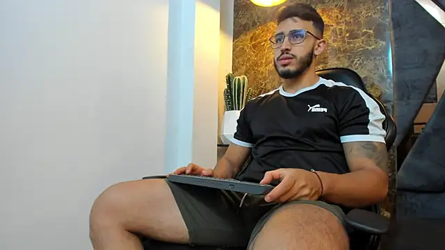 Snapshot of Liam_Kleiin chatting on September 16, 2025, 11:22 am Liam Kleiin online show from September 16, 2025, 11:22 am