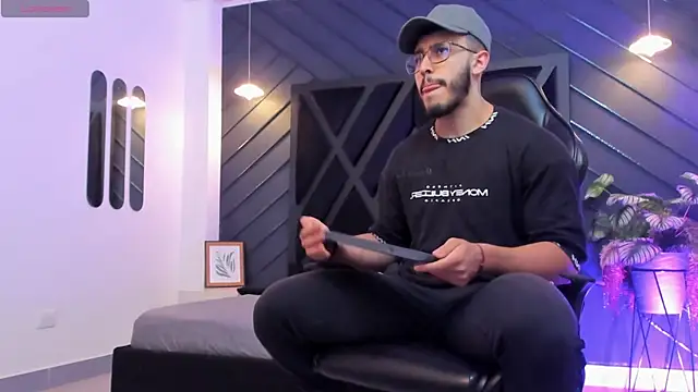 Snapshot of Liam_Kleiin chatting on October 4, 2025, 11:23 am Liam Kleiin online show from October 4, 2025, 11:23 am