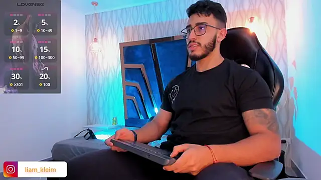 Snapshot of Liam_Kleiin chatting on November 24, 2025, 11:43 am Liam Kleiin online show from November 24, 2025, 11:43 am