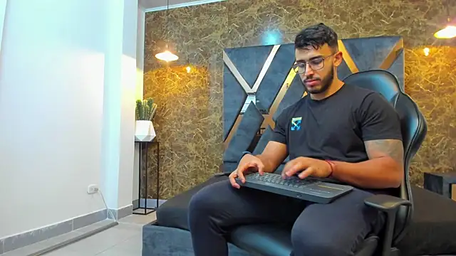 Snapshot of Liam_Kleiin chatting on September 10, 2025, 11:20 am Liam Kleiin online show from September 10, 2025, 11:20 am