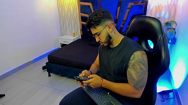 Snapshot of Liam_Kleiin chatting on December 19, 2025, 11:34 am Liam Kleiin online show from December 19, 2025, 11:34 am