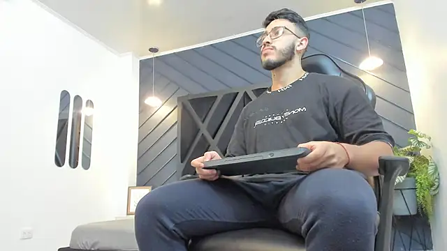 Snapshot of Liam_Kleiin chatting on September 29, 2025, 11:27 am Liam Kleiin online show from September 29, 2025, 11:27 am