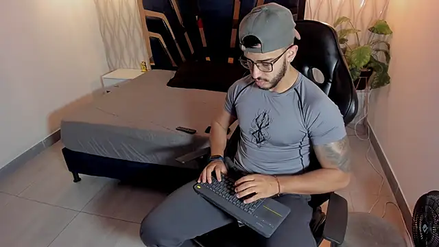 Snapshot of Liam_Kleiin chatting on March 25, 2026, 11:20 am Liam Kleiin online show from March 25, 2026, 11:20 am