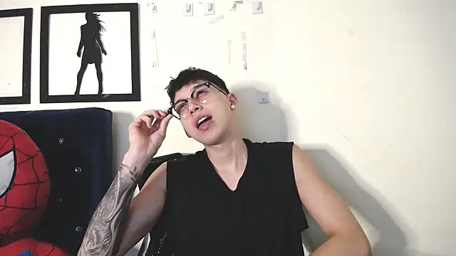  Thomas hot  online show from November 12, 2025, 6:17 am