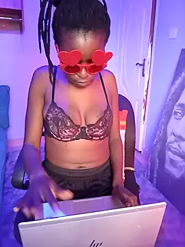 Snapshot of lauraporsi chatting on March 2, 2026, 10:22 am lauraporsi online show from March 2, 2026, 10:22 am